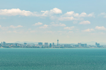 Obraz premium Pattaya cityscape on haze day view from KhoLan Island.