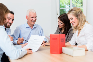 Anwälte in Meeting verhandeln Vertrag und lesen Dokumente