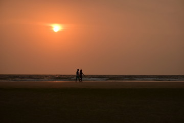 Fototapeta na wymiar Couple on the Beach