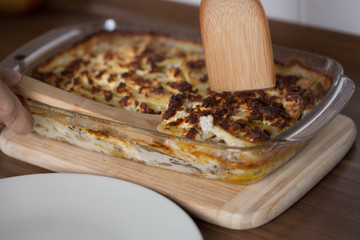 leckerer warmer Hackfleisch-Schafskäse-Auflauf