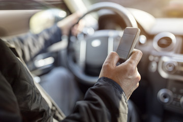 Obraz premium SMS-y podczas jazdy przy użyciu telefonu komórkowego w samochodzie