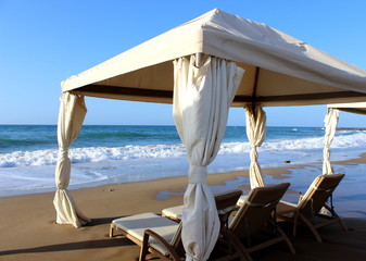 Liegestühle am Strand