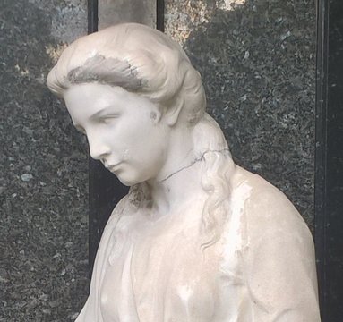 trauernde Frau in weissem Gewand