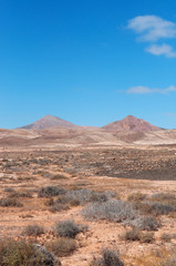 Fuerteventura, Isole Canarie: il paesaggio dell'isola con le montagne e la terra rossa il 31 agosto 2016