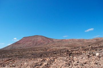 Fuerteventura, Isole Canarie: il paesaggio dell'isola con le montagne e la terra rossa il 31 agosto 2016
