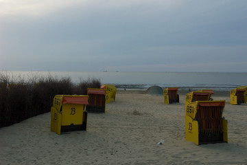 Strandk&ouml;rbe am Abend