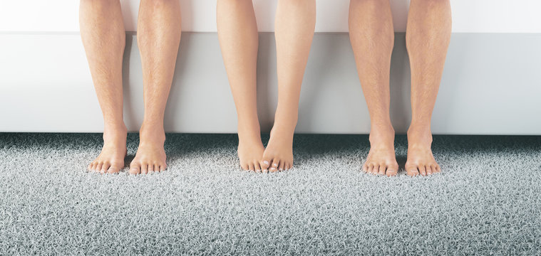 Tre coppie di piedi nudi amante o tradimento