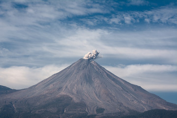 Fototapeta premium El Volcán de Colima con las nubes y el cielo azul.