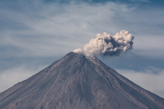 El Volcán de Colima con sus cenizas y sus gases.  