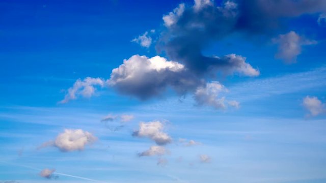 Blauer Abendhimmel mit sch&ouml;nen weissen Wolken