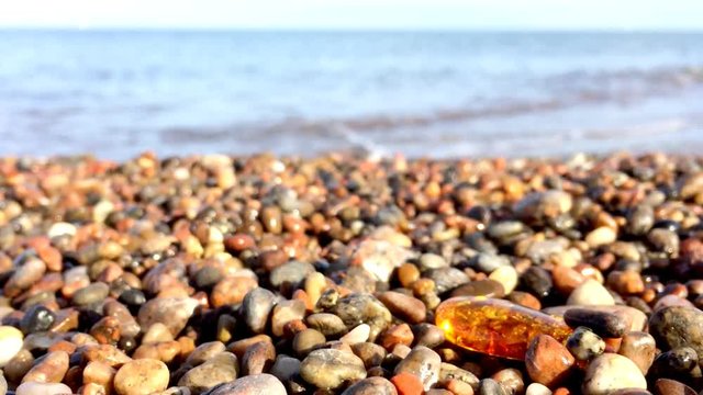 Bernstein an einem Ostseestrand in Polen