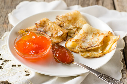 Creps with apricot jam