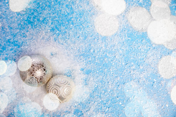 Fototapeta na wymiar 2 silberne Weihnachtskugel im glitzerndem Schnee
