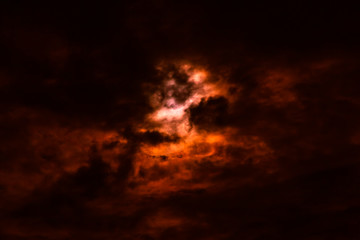 Ciel de feu de forêt avec des nuages noirs et rouges enfumés, nature abstraite ba