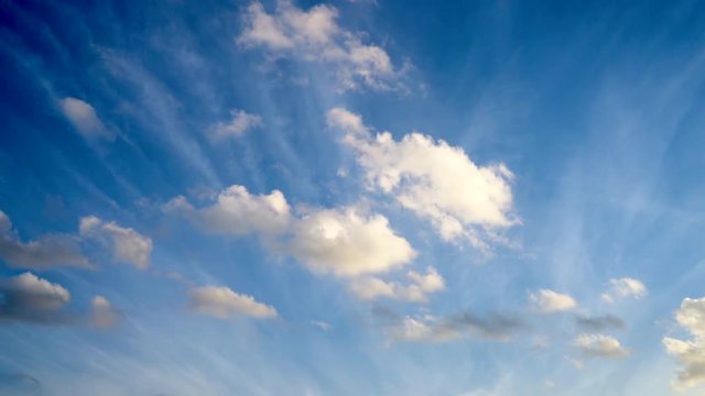 Blauer Abendhimmel mit sch&ouml;nen weissen Wolken