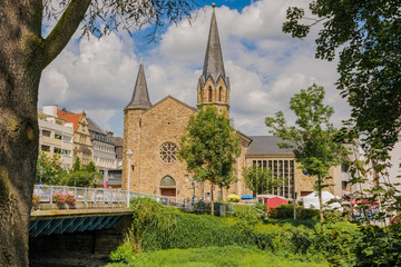 Fototapeta na wymiar Katholische Kirche in Bad Neuenahr an der Kurgartenbrücke