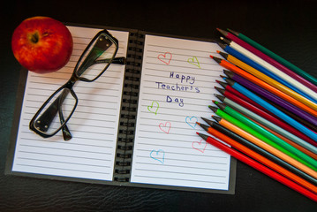 Разная канцелярия для обучения в школе университете академии ручки карандаши книги знания