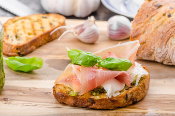 Crostini with ham and cheese