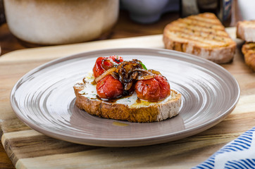 Crostini with roasted tomato