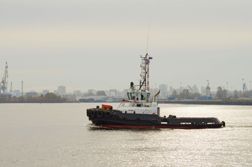 The boat floats on the sea.