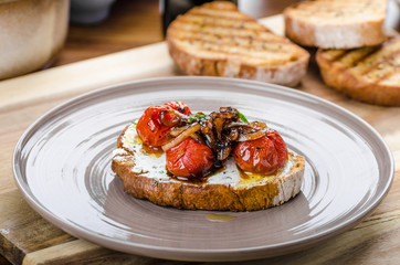 Crostini with roasted tomato