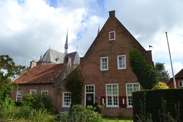 Fototapeta na wymiar Oud-hollands huisje bij kasteel Huis Bergh in 's Heerenberg