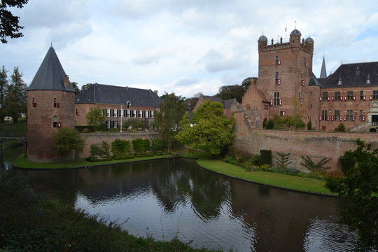 Erf en slotgracht van ommuurd kasteel Huis Bergh