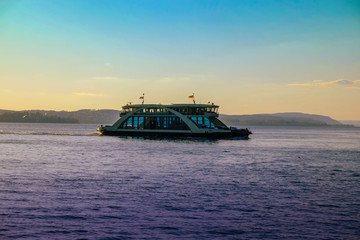 Bodensee mit Fähre im Abendlicht