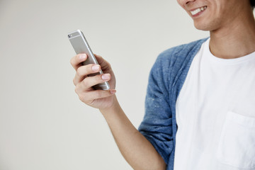携帯電話を使う男性
