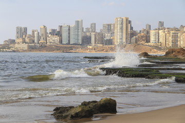 Fototapeta premium widok z morza na wybrzeżu Bejrutu
