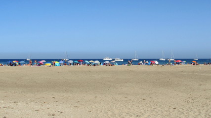 Turisti in spiaggia all'orizzonte