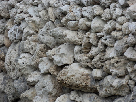 Aus abgestorbenen Korallen eine Mauer gebaut