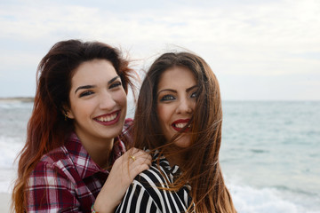 Fototapeta premium gossip girls smiling on the beach