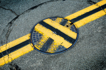 Misaligned manhole cover - 122562054