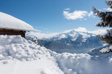 Schihütte mit Blick zu den Alpen