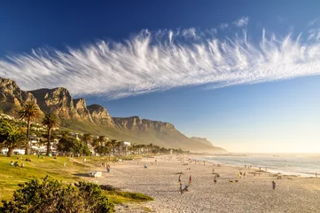 Photo sur Plexiglas Afrique du Sud Superbe photo en soirée de Camps Bay, une banlieue aisée de Cape Town, Western Cape, Afrique du Sud. Avec sa plage de sable blanc, Camps Bay attire un grand nombre de visiteurs étrangers ainsi que des Sud-Africains.