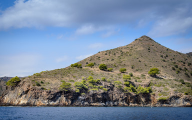 Fototapeta na wymiar Vista del camino de ronda en el parque Natural de Cap de Creus, en cala Montjoi