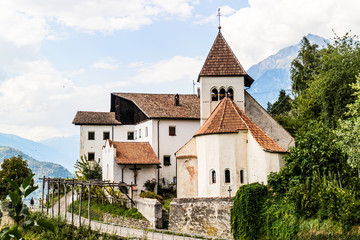 Fototapeta na wymiar Pfarrkirche St. Peter Südtirol