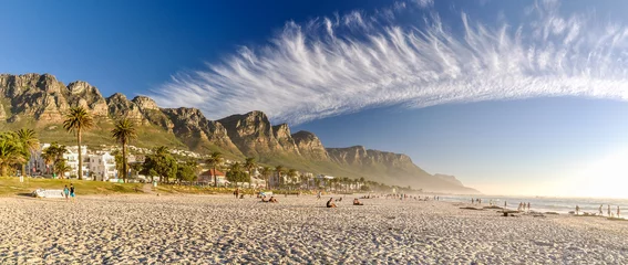 Deurstickers Camps Bay Beach, Kaapstad, Zuid-Afrika Prachtig XXL-panorama van Camps Bay, een welvarende buitenwijk van Kaapstad, West-Kaap, Zuid-Afrika. Met zijn witte strand trekt Camps Bay een groot aantal buitenlandse bezoekers en Zuid-Afrikanen.