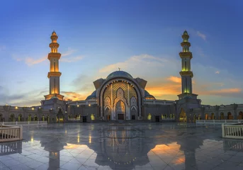 Papier Peint photo Kuala Lumpur mosque with beutiful sunset light and high contrast in amazing beautiful sky