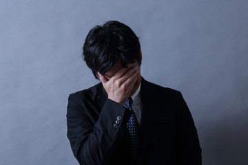 借金に苦しむ男性