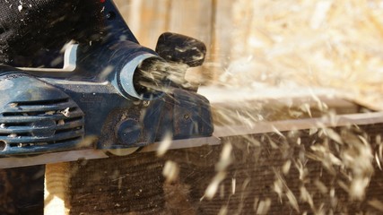 Работа рубанком, древесная стружка