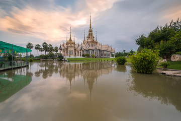 Obraz premium Landmark wat thai, Temple at Wat None Kum in Nakhon Ratchasima province Thailand in sunset