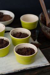 Ceramic bakeware with dough for the preparation of chocolate des