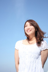 Naklejka premium 青空と若い女性