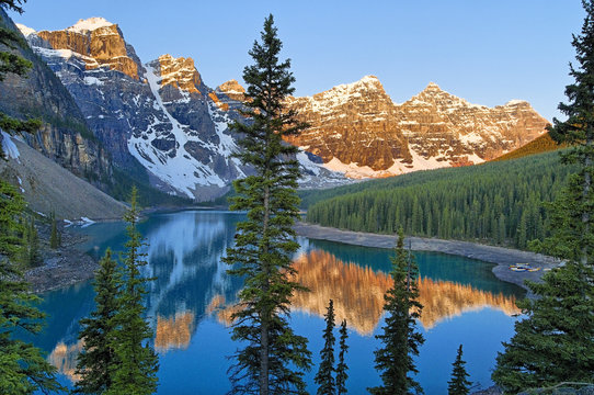 Dawn, Moraine Lake, Valley of the Ten Peaks, Banff National Park, Alberta, Canada