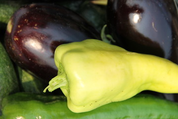 Осенний урожай: желтые и зеленые перцы, огурцы и фиолетовые баклажаны