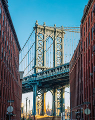 Obraz premium Most na Manhattanie w starej wąskiej uliczce Brooklyn, Nowy Jork, U