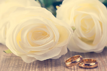 Wedding rings with white roses
