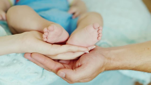Palms mom and dad keep small feet baby feet. Custody and care of parents, a happy and healthy family